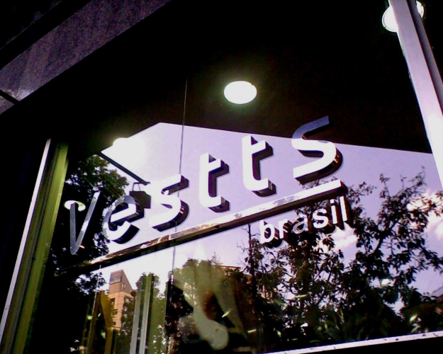 LETREIRO VESTS COLOCADO NO VIDRO