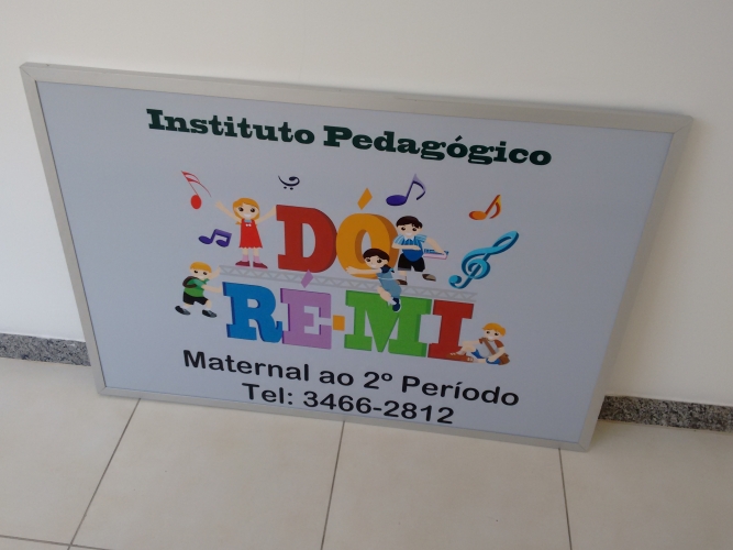 PLACA EM CHAPA GALVANIZADA COM MOLDURA DE AUMINIO