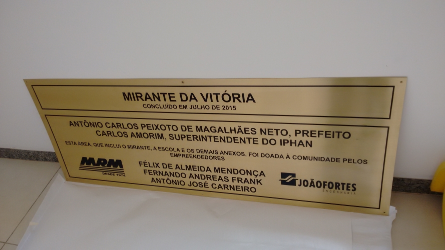 PLACA EM CHAPA DE BRONZE GRAVADA EM BAIXO RELEVO