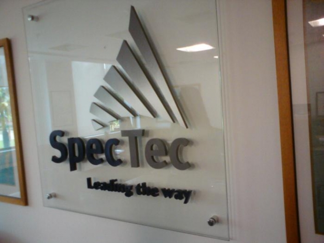 LETRAS EM CHAPA GALVANIZADA PINTADA FIXADAS EM VIDRO