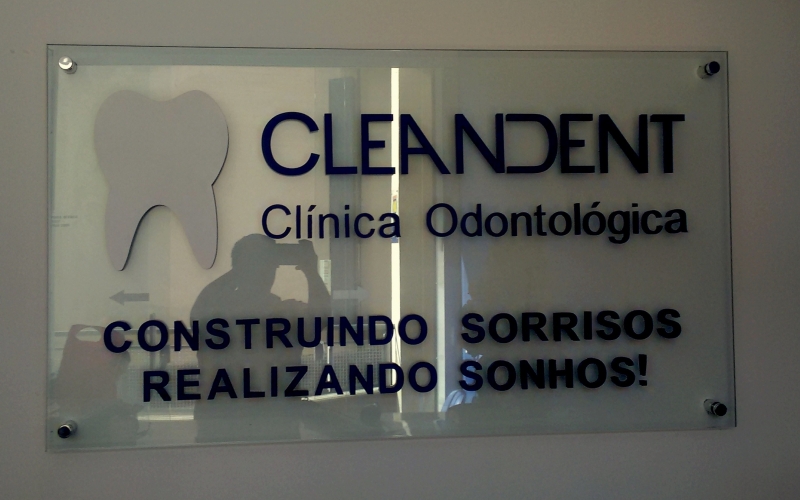 PAINEL EM VIDRO COM LETRAS PINTADAS