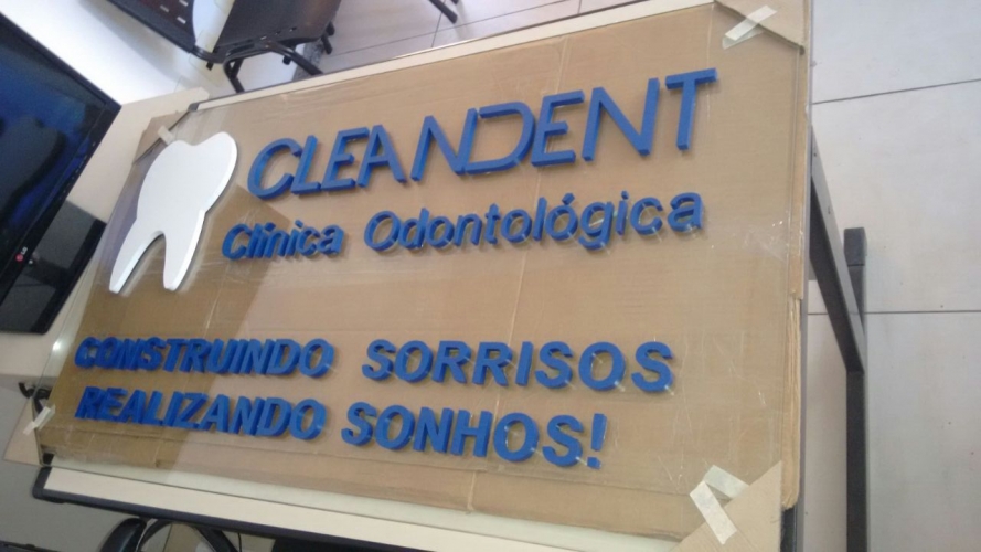 LETRAS FIXADAS EM VIDRO TEMPERADO