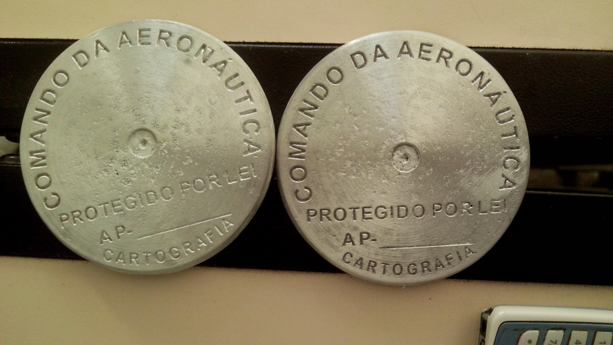 MARCO TOPOGRAFICO FUNDIDO EM BAIXO RELEVO