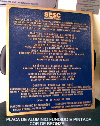 PLACA DE ALUMINIO FUNDIDO COM LETRAS PINTADAS DOURADAS
