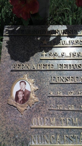 LETRAS EM BRONZE E FOTO PORCELANA COM MOLDURA FLORAL