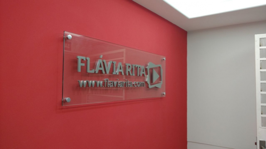 LETRAS INOX FIXADAS EM VIDRO
