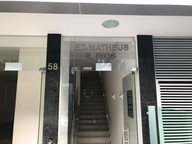 LETRAS INOX FIXADAS EM VIDRO