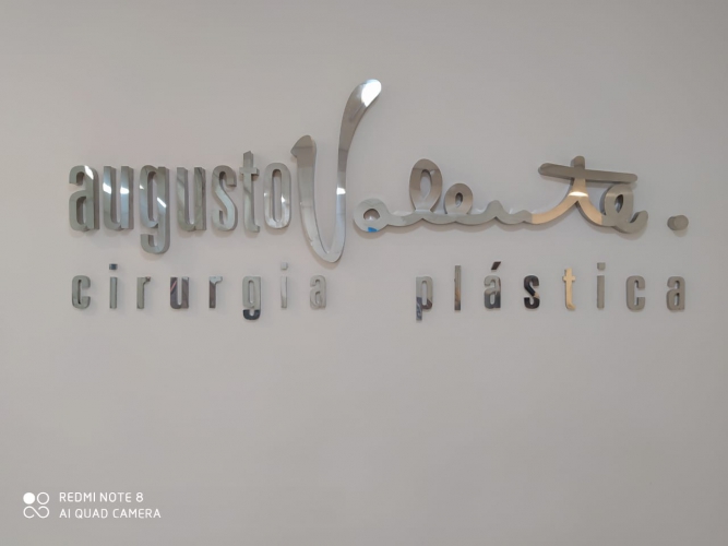 LETREIRO INOX INSTALADO EM DRYWALL