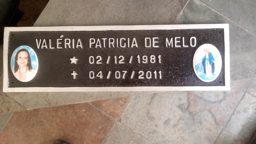 Placa de homenagem postuma com 2 fotos