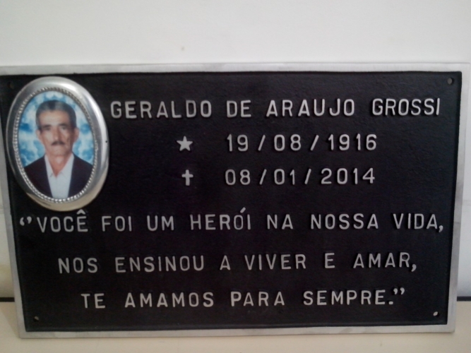 Placa de homenagem postuma com foto