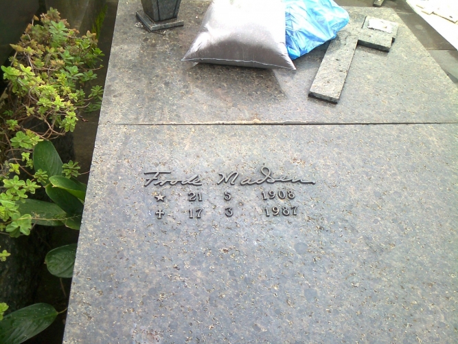 Assinatura em aluminio fundido