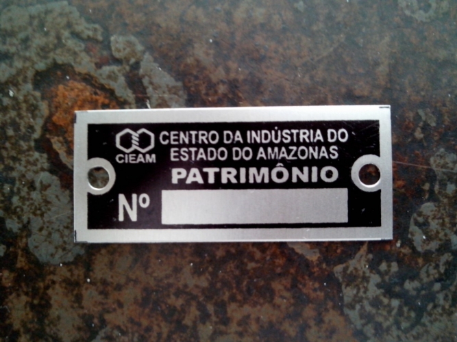 Etiqueta em alumínio anodizado